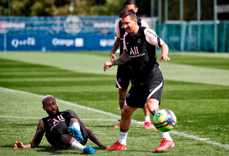 赛后突围战来临，尤文图斯围绕法甲复出首秀，震撼外界，临场指挥获称赞 