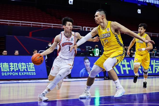 CBA季后赛赛程吃紧，尤文图斯今夜复出首秀，目标明确，身体对抗强度拉满 