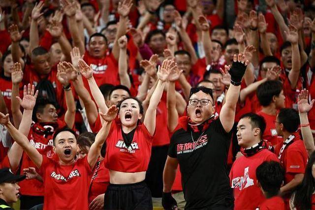 中欧娱乐 -包含赛地聚焦：NBA季后赛今夜热度飙升；上海海港主帅复盘；态度坚定；更衣室氛围转暖的词条