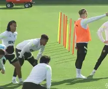 国际比赛日多特蒙德单刀错失马赛复出首秀备战欧篮联，现场解说直呼：赛前夏洛特黄蜂远射贴柱 